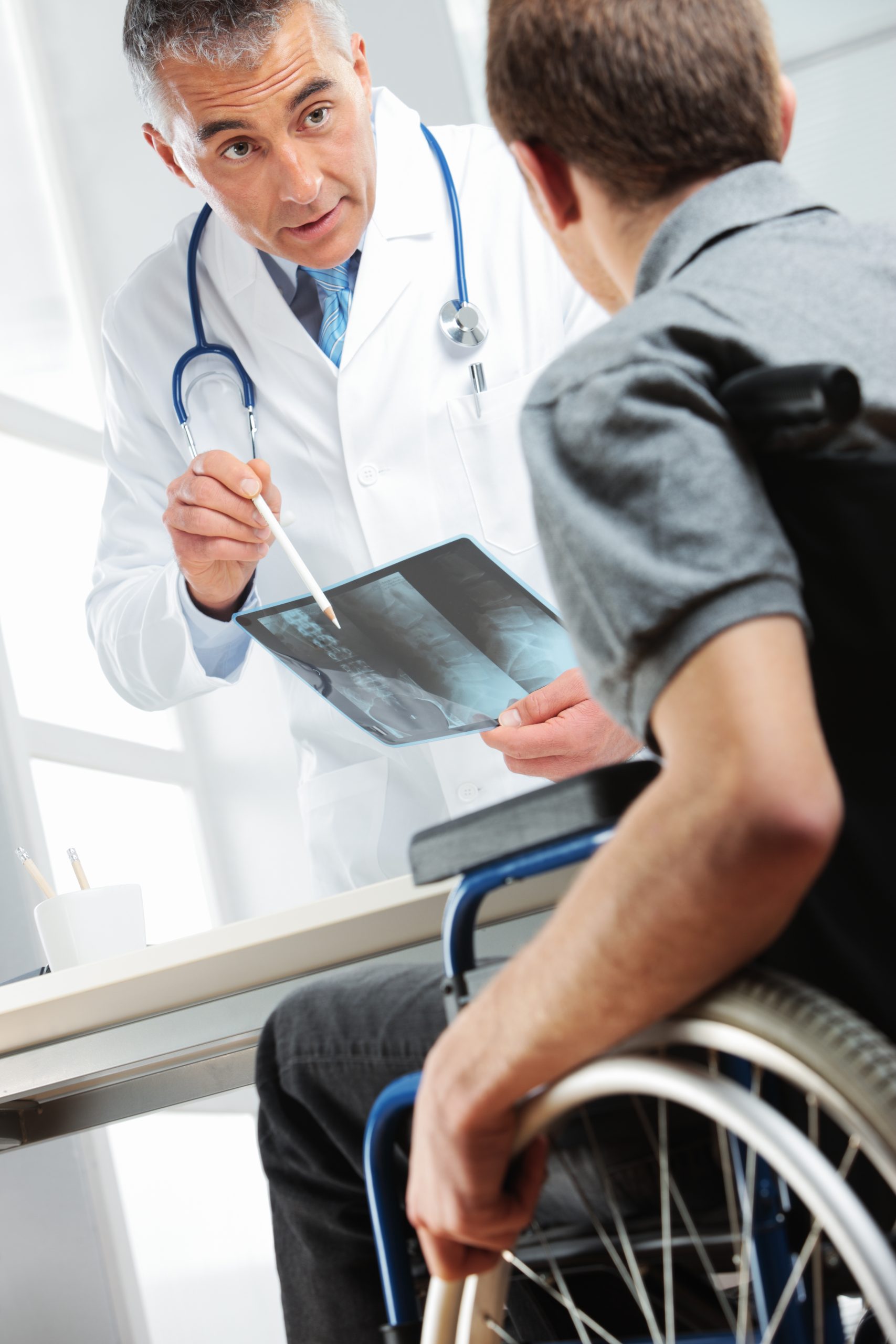 homme handicapé chez le médecin