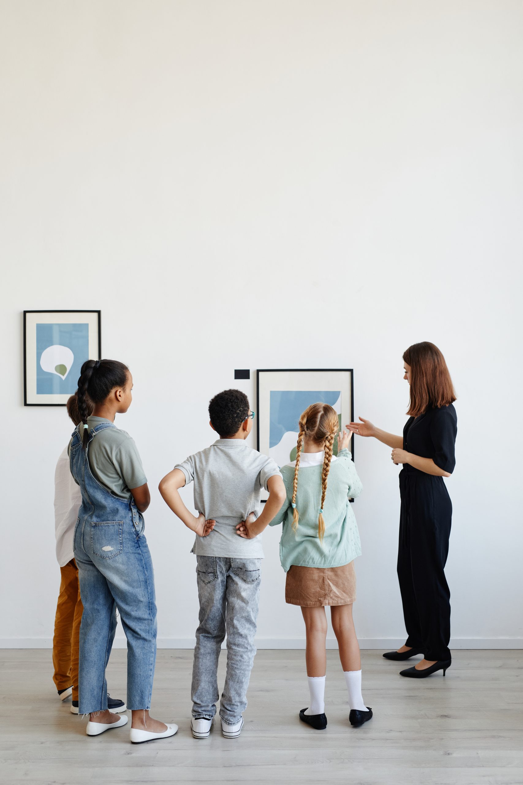 enfants regardant des tableaux lors d'une sortie scolaire